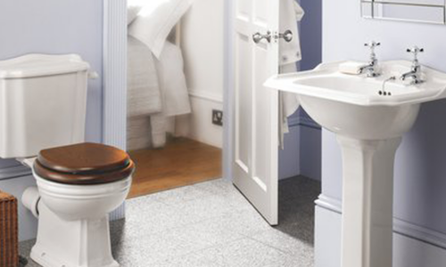porselein badkamer met wastafel en toilet